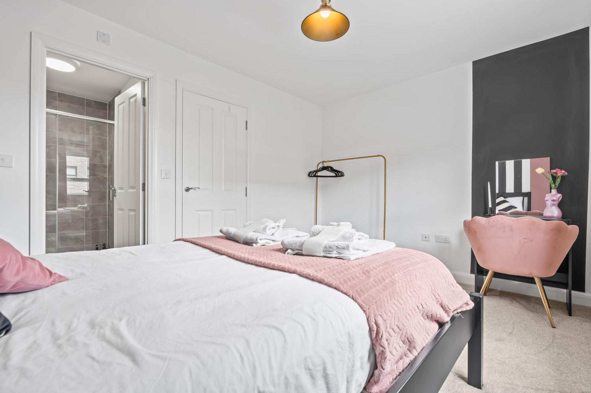 Lotus Haus - Wellington Homes - With Off Road Parking Holiday home *