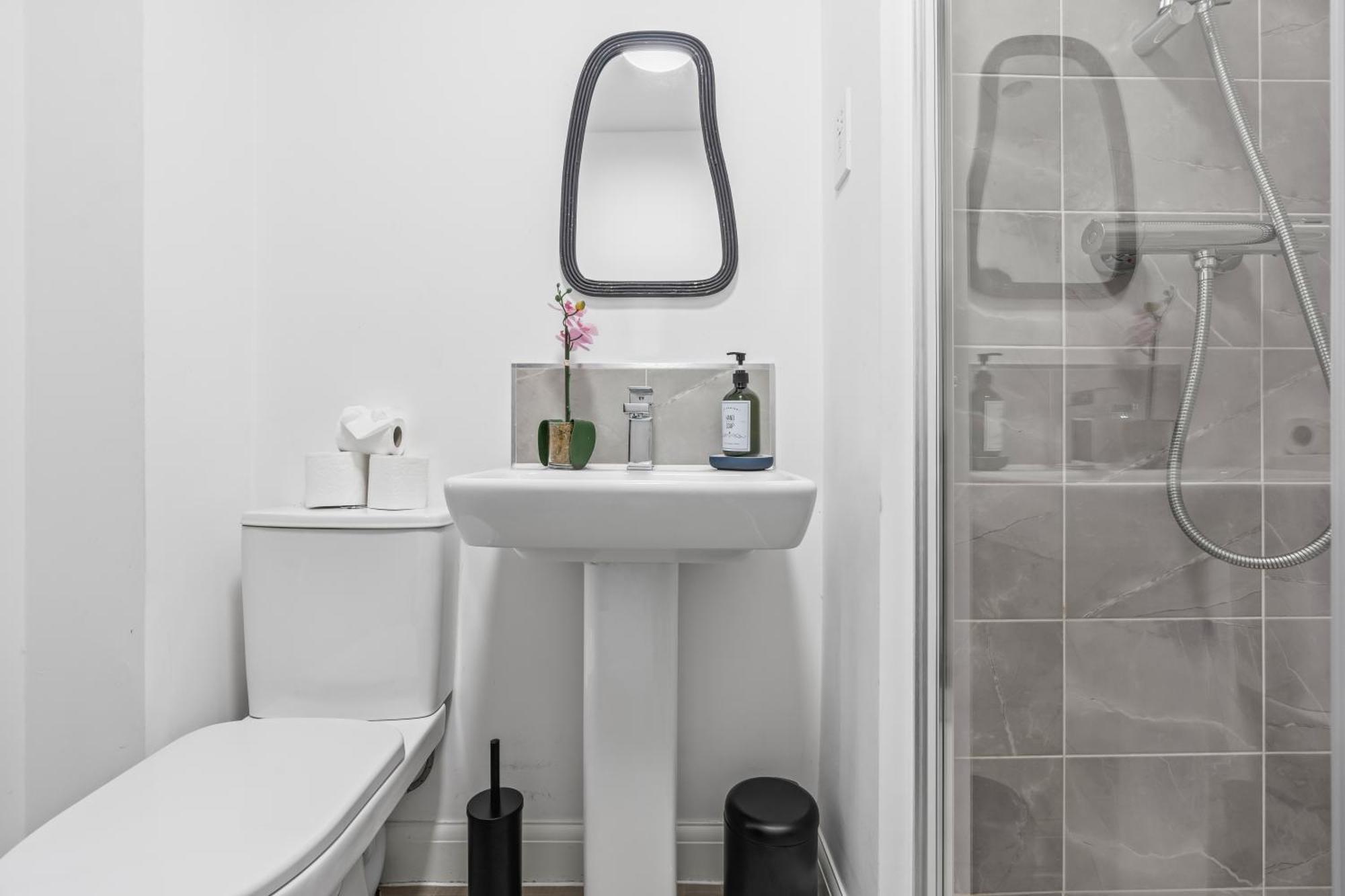 Lotus Haus - Wellington Homes - With Off Road Parking Holiday home Birmingham