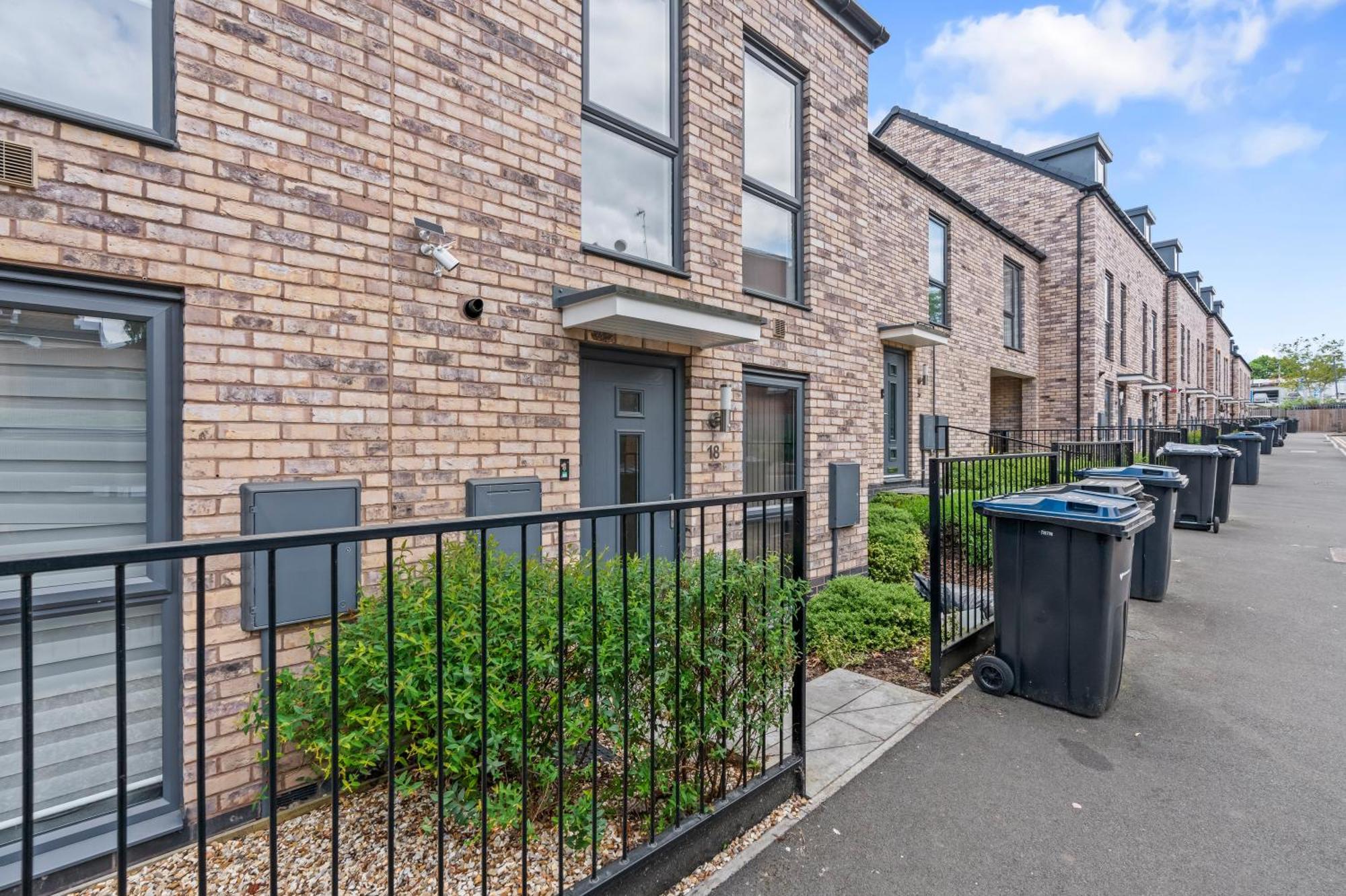 Lotus Haus - Wellington Homes - With Off Road Parking * Birmingham